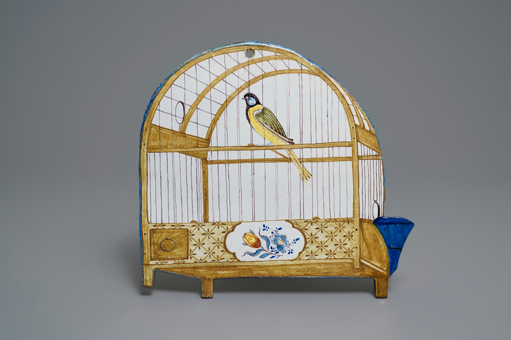 Een polychrome Delftse trompe l'oeil plaquette met een vogelkooi, 18e eeuw
